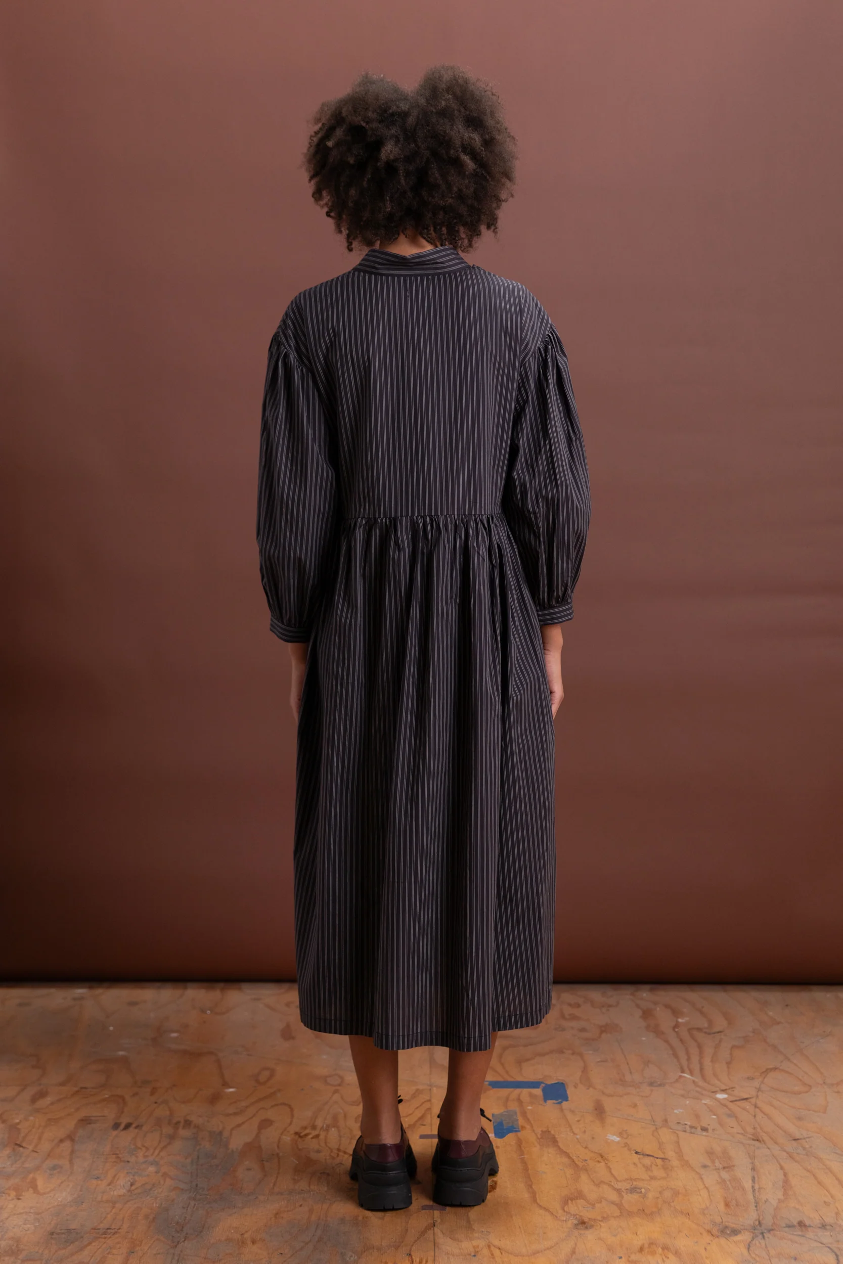 THERISE DRESS IN BLACK STRIPE - Image 8