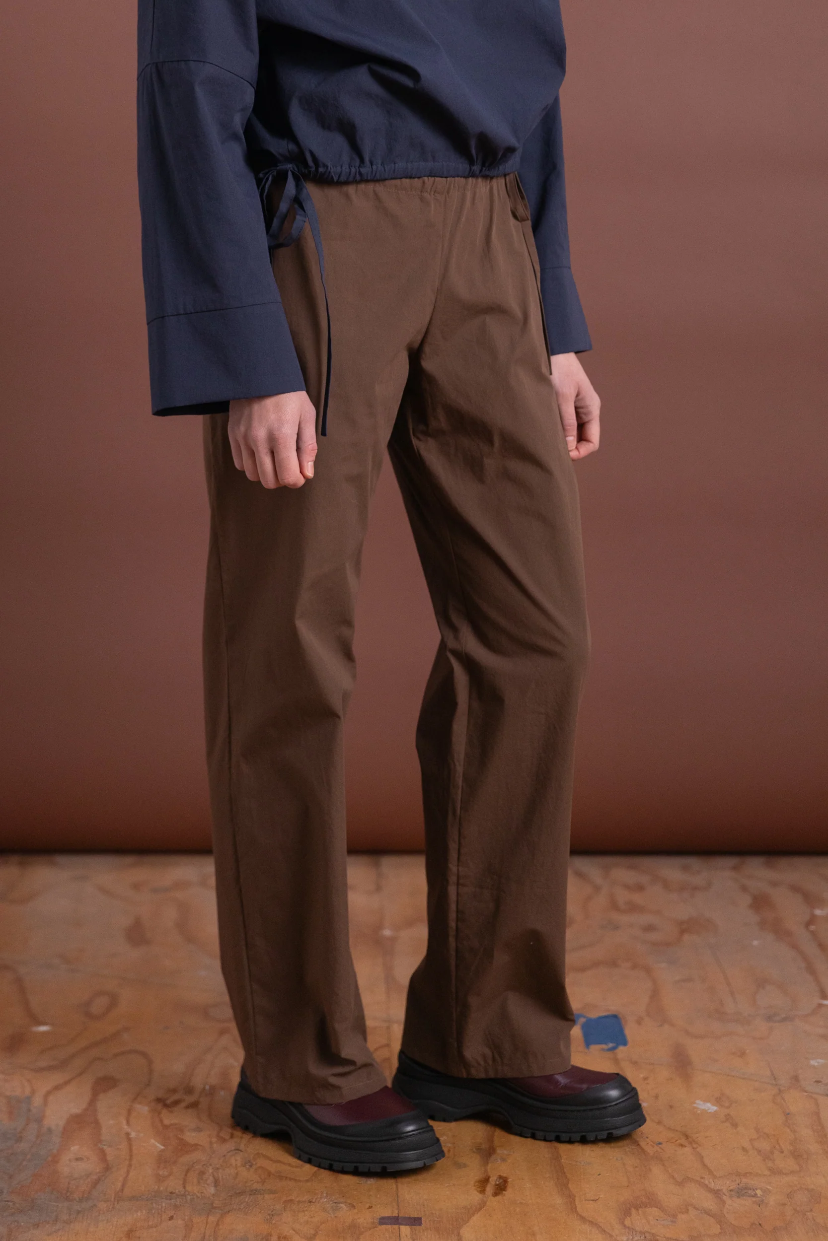 TIE PANTS IN CHOCOLATE COTTON POPLIN - Image 2