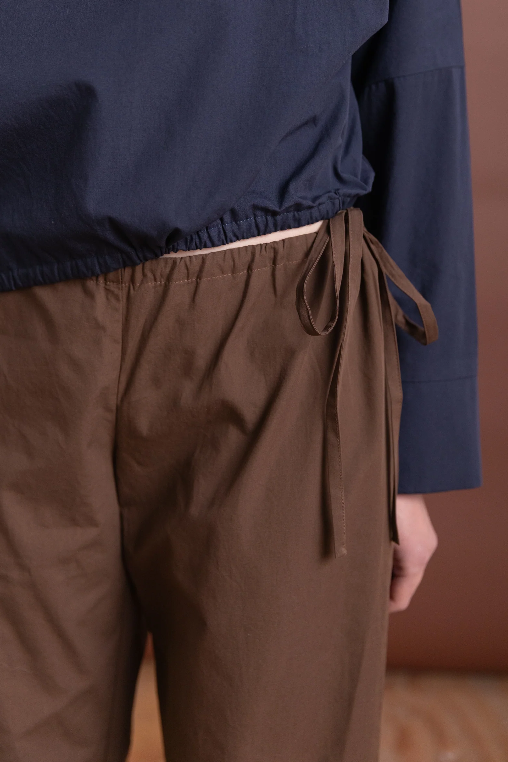 TIE PANTS IN CHOCOLATE COTTON POPLIN - Image 6