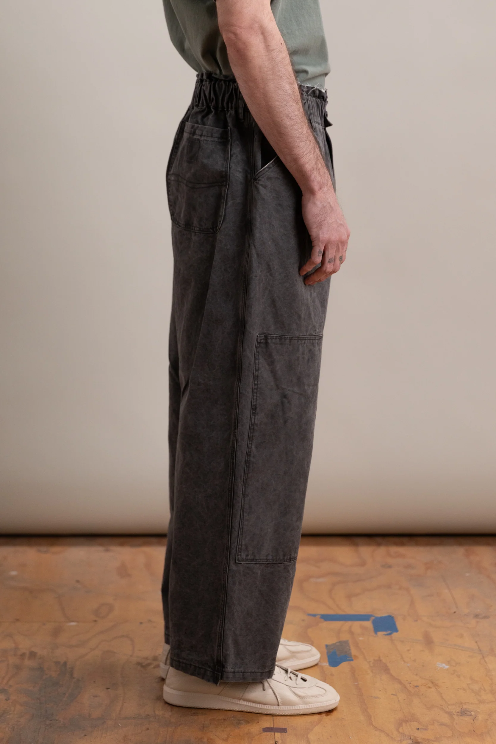 TOPLESS OVERALLS IN BLACK VINTAGE WASH - Image 4