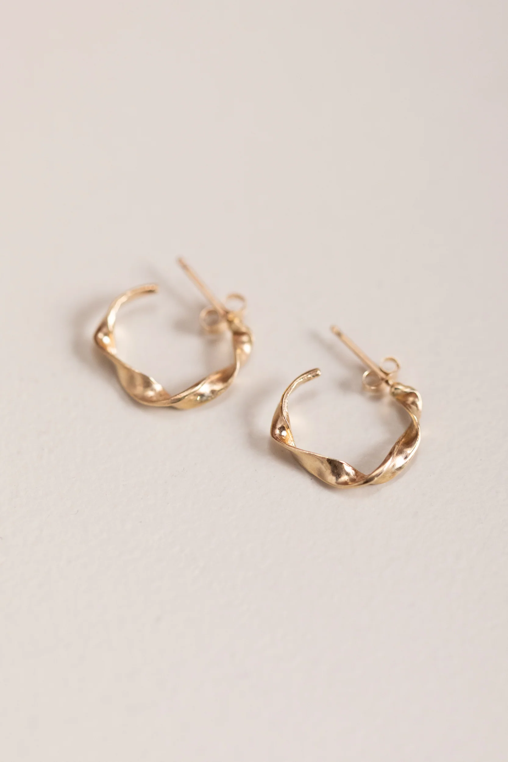 TWISTED HOOP EARRINGS IN GOLD - Image 2