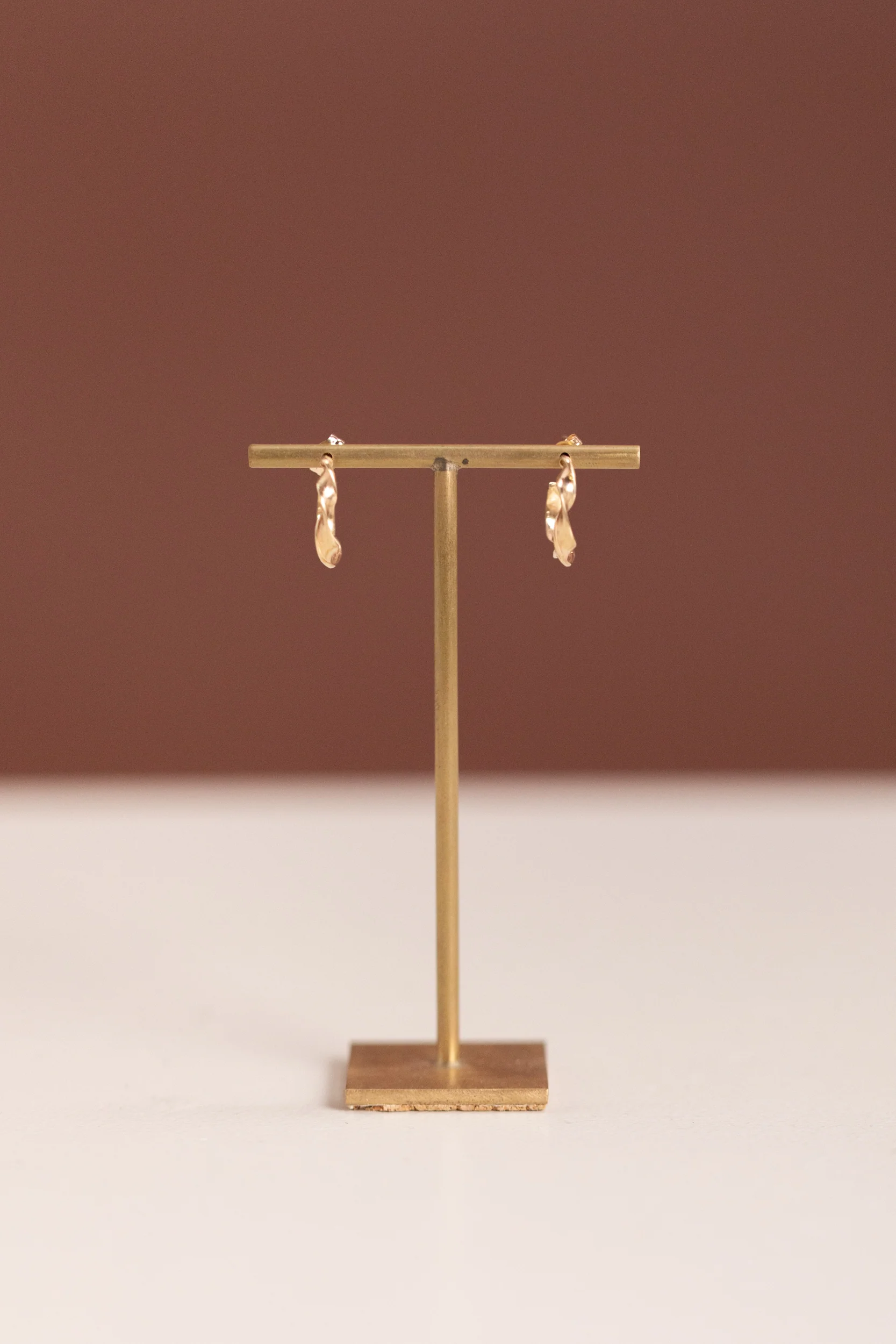 TWISTED HOOP EARRINGS IN GOLD - Image 3