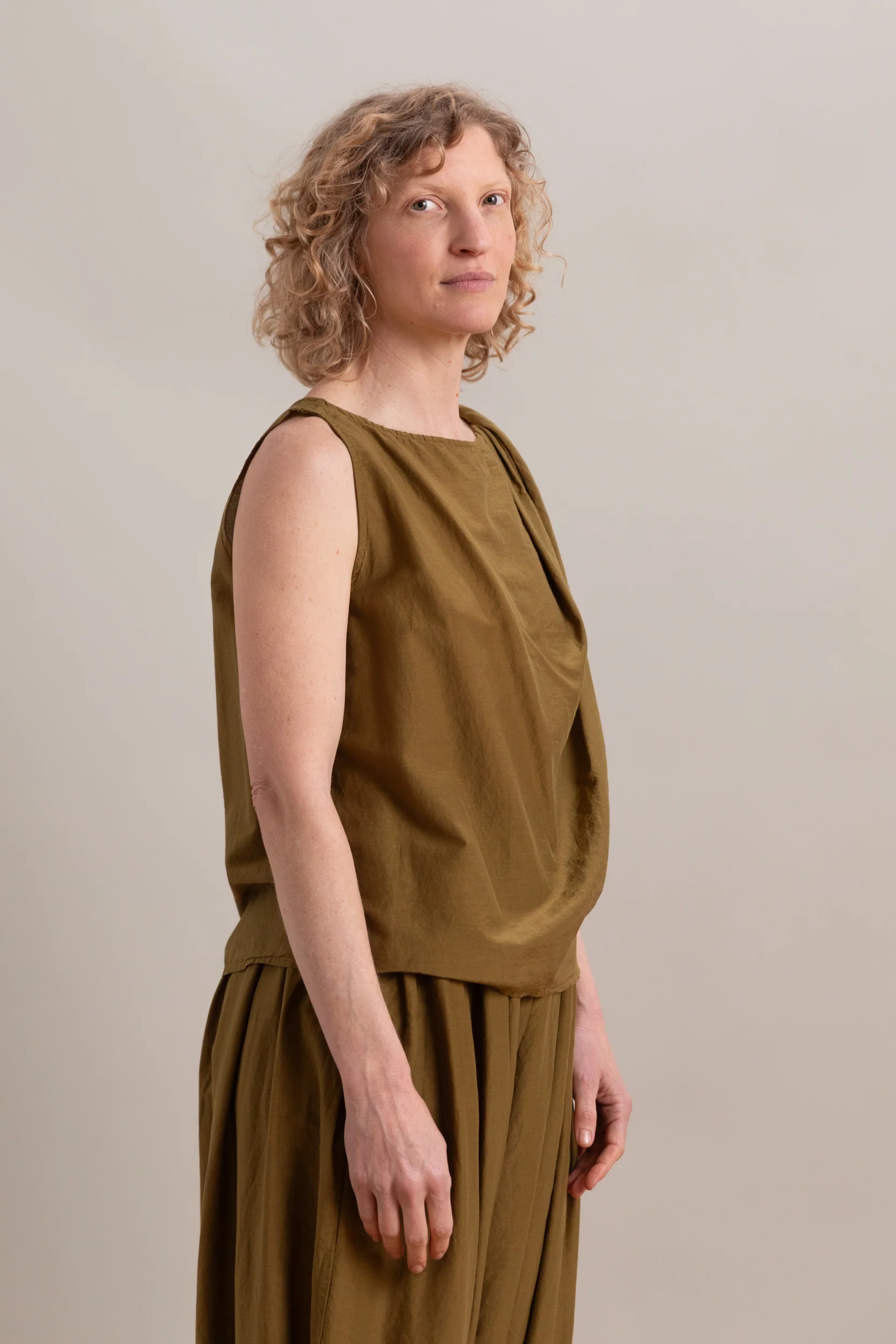 TWISTED TANK TOP IN DARK OLIVE - Image 3