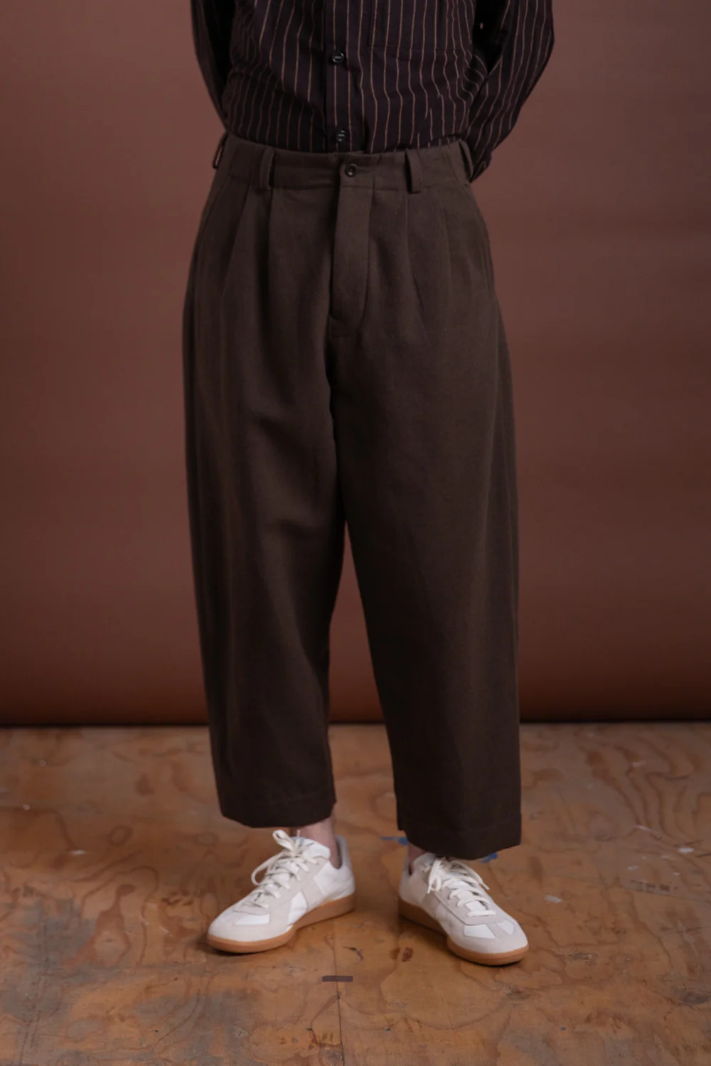 TWO PLEAT PANTS IN DARK OLIVE BRUSHED BROKEN TWILL - Image 2