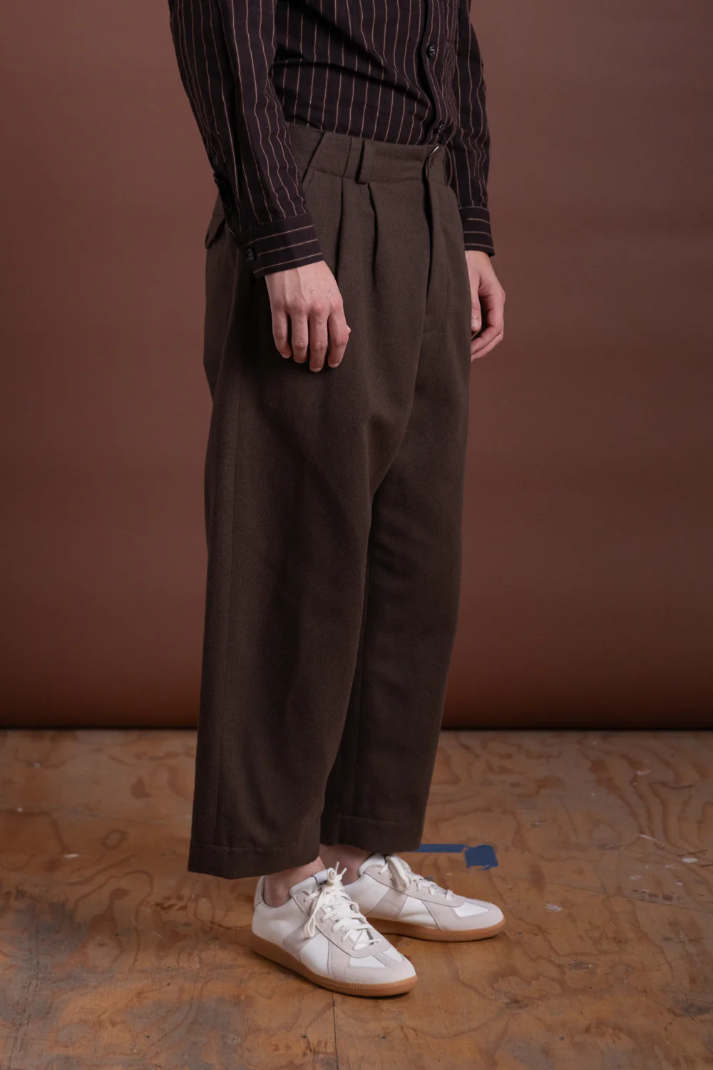 TWO PLEAT PANTS IN DARK OLIVE BRUSHED BROKEN TWILL - Image 4