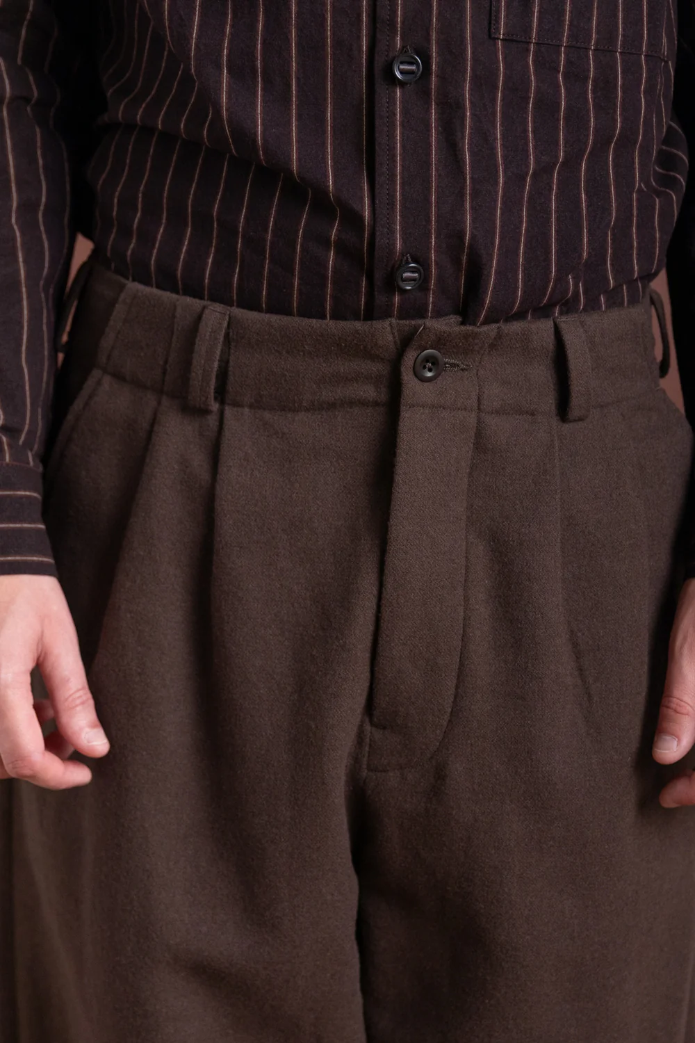 TWO PLEAT PANTS IN DARK OLIVE BRUSHED BROKEN TWILL - Image 9
