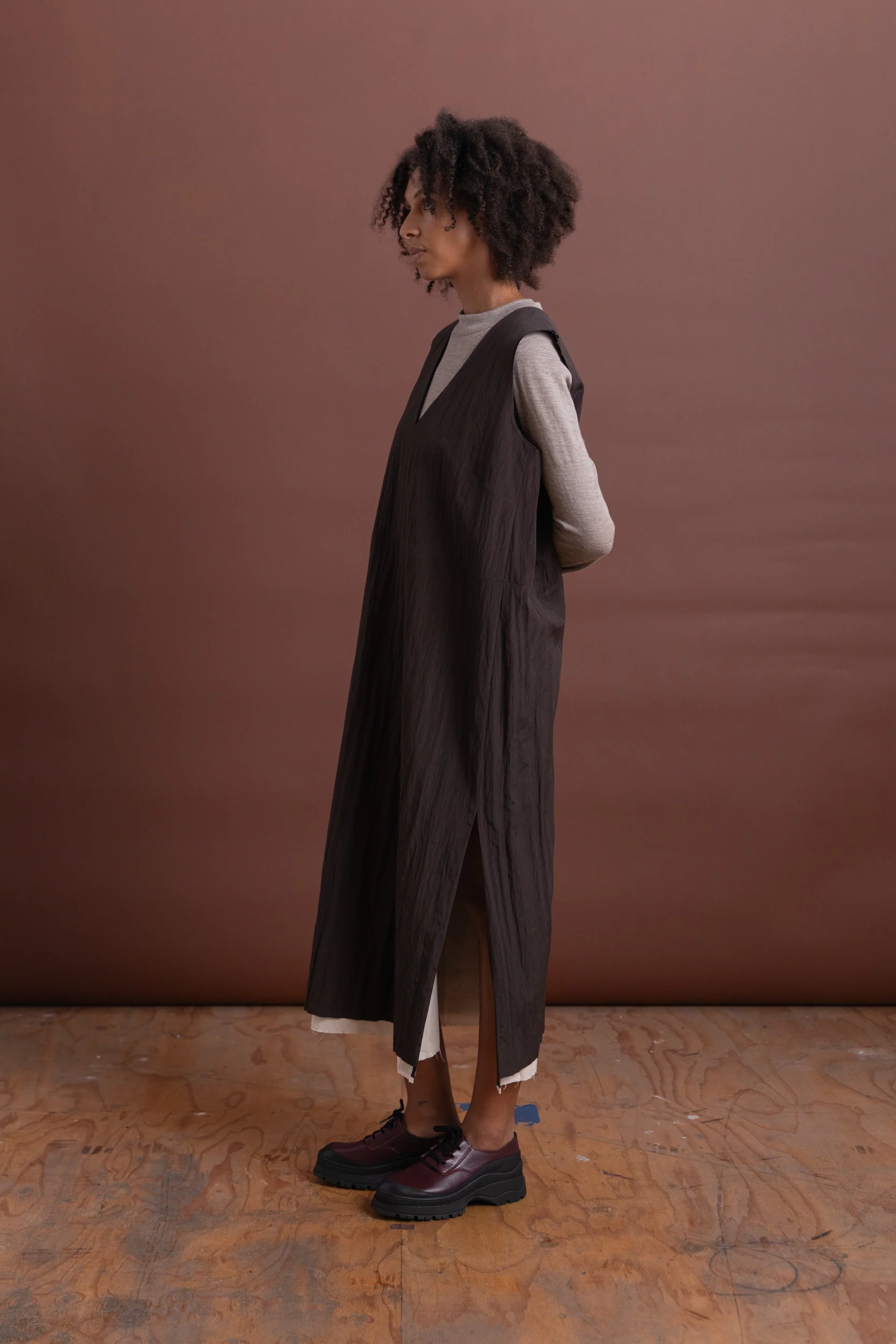 V-NECK DRESS IN BROWN - Image 3