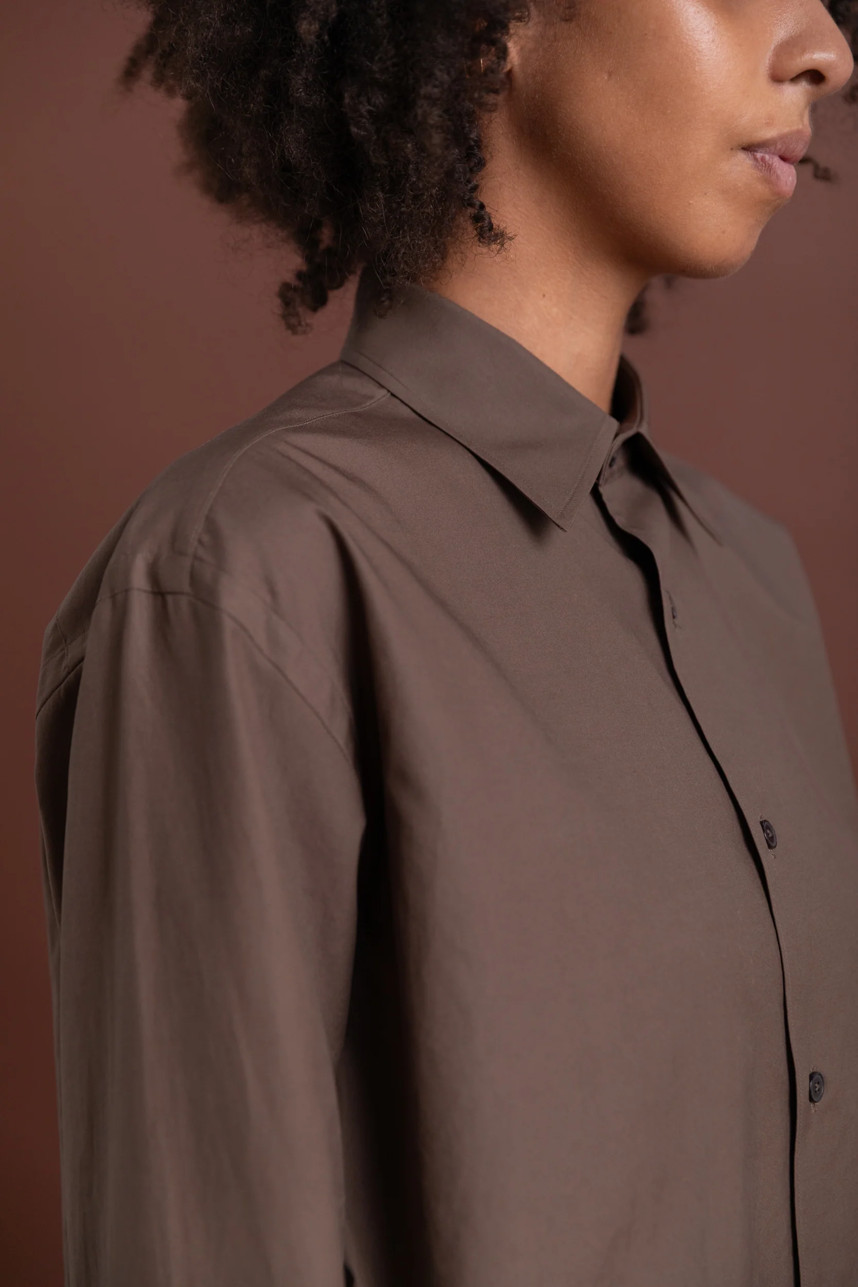 WASHED FINX TWILL SHIRT IN BROWN - Image 7