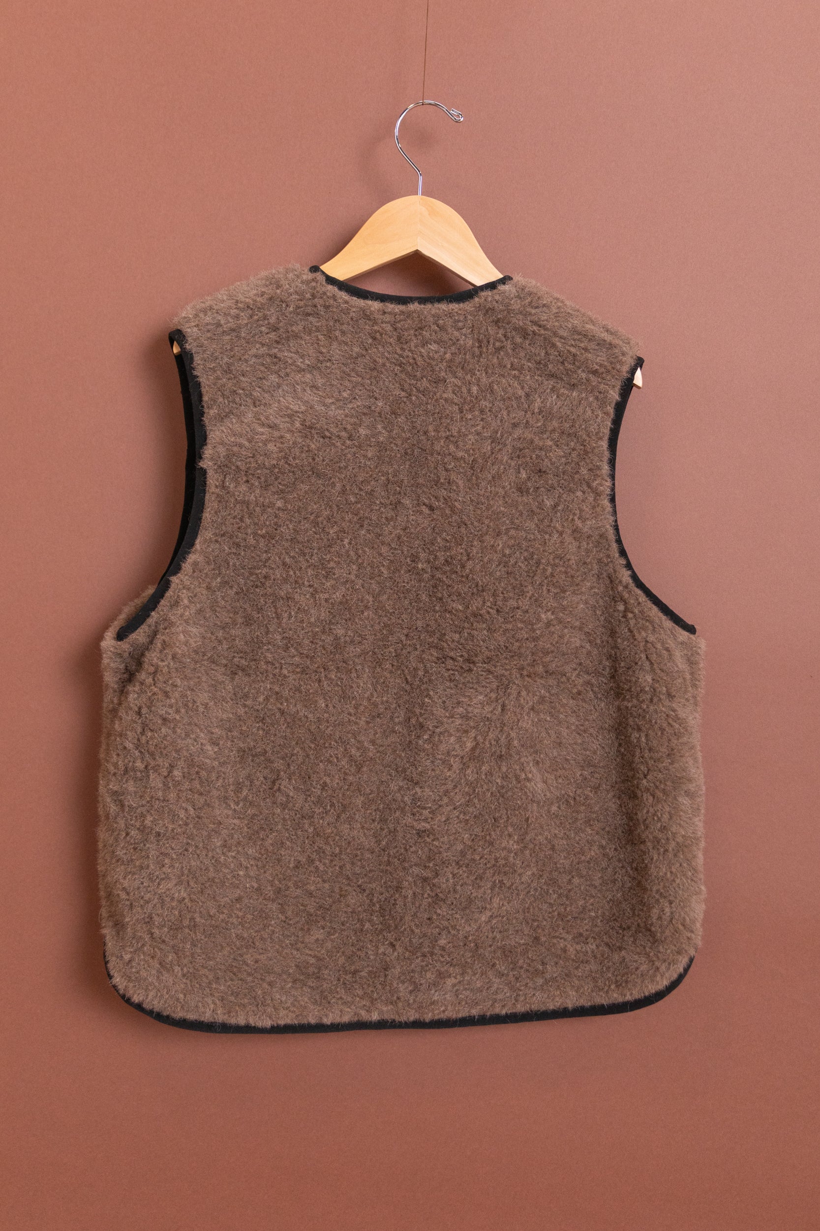 WOMEN'S STRATUS ALPACA PILE VEST - Image 3