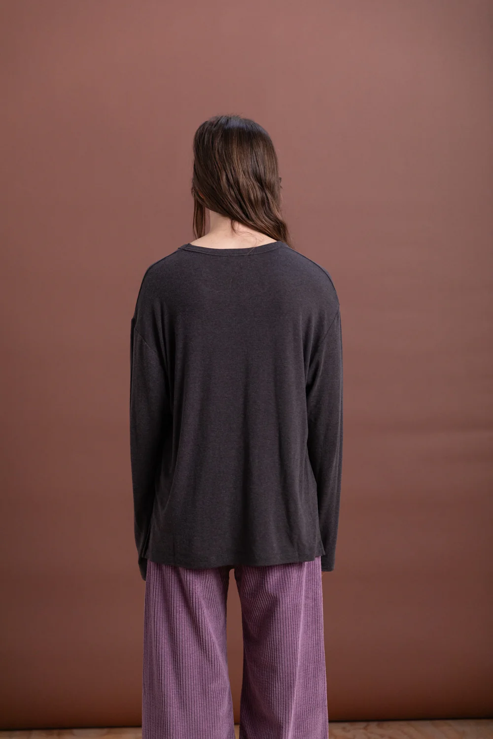 WOOL COTTON JERSEY T-SHIRT IN CHARCOAL - Image 4