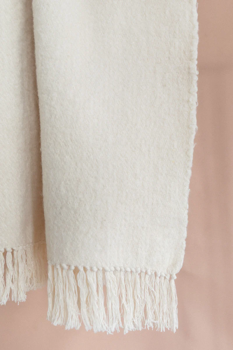 WOVEN WOOL AND COTTON PLUM SCARF IN IVORY - Image 3
