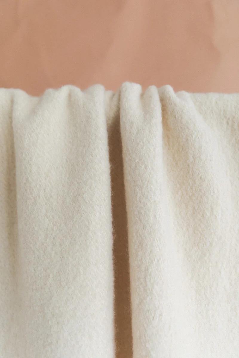 WOVEN WOOL AND COTTON PLUM SCARF IN IVORY - Image 4