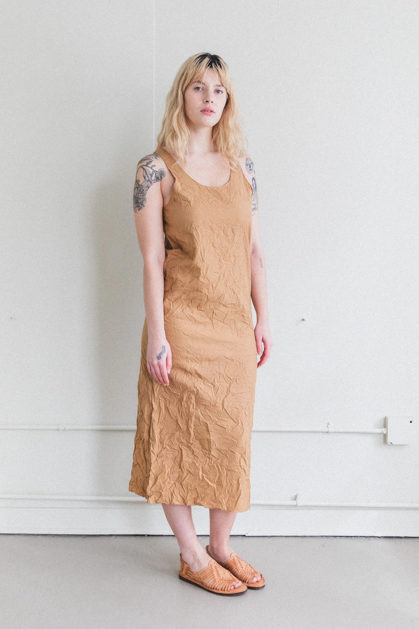 WRINKLED WASHED FINX TWILL DRESS IN BROWN - Image 3