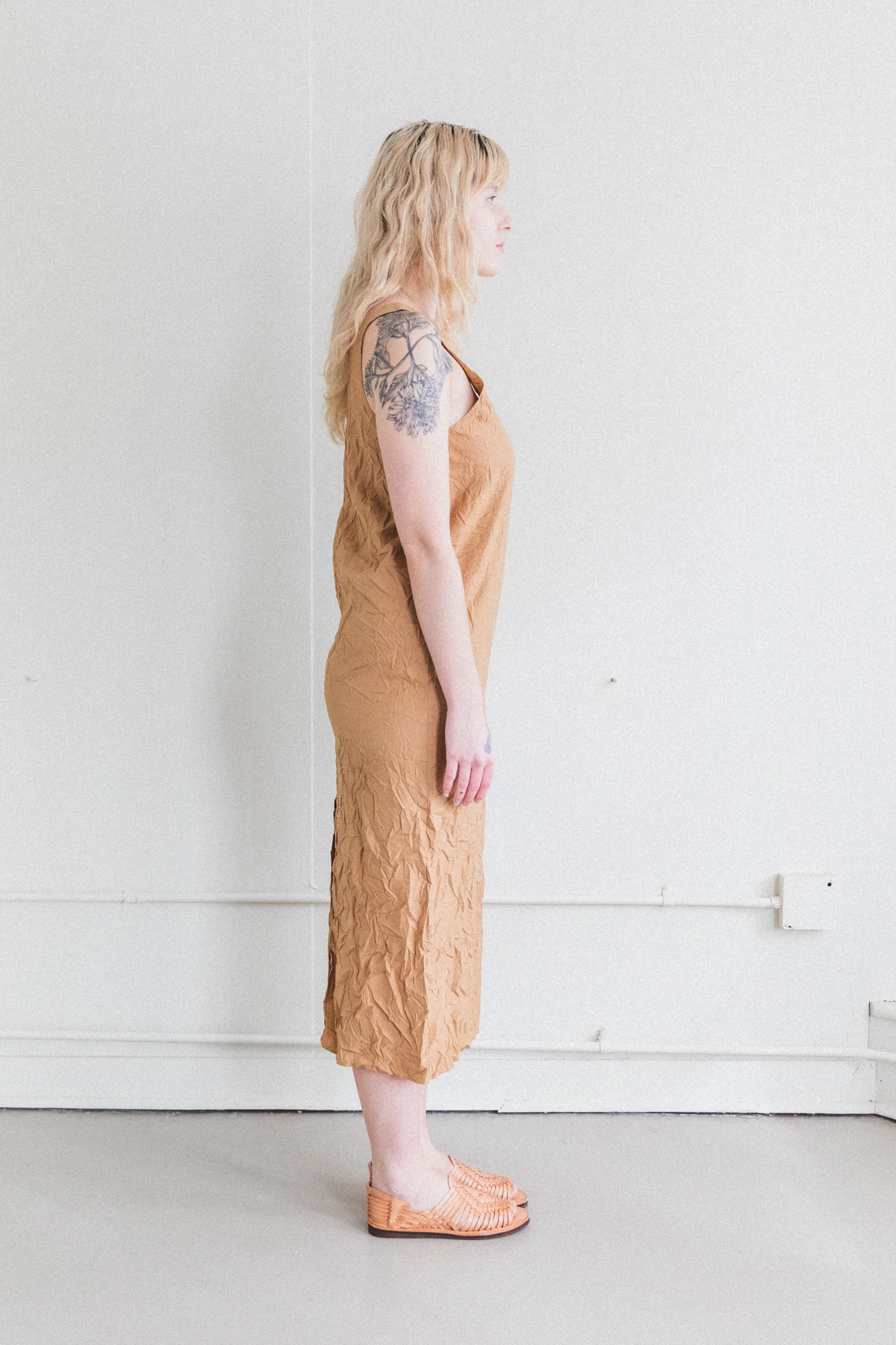 WRINKLED WASHED FINX TWILL DRESS IN BROWN - Image 4