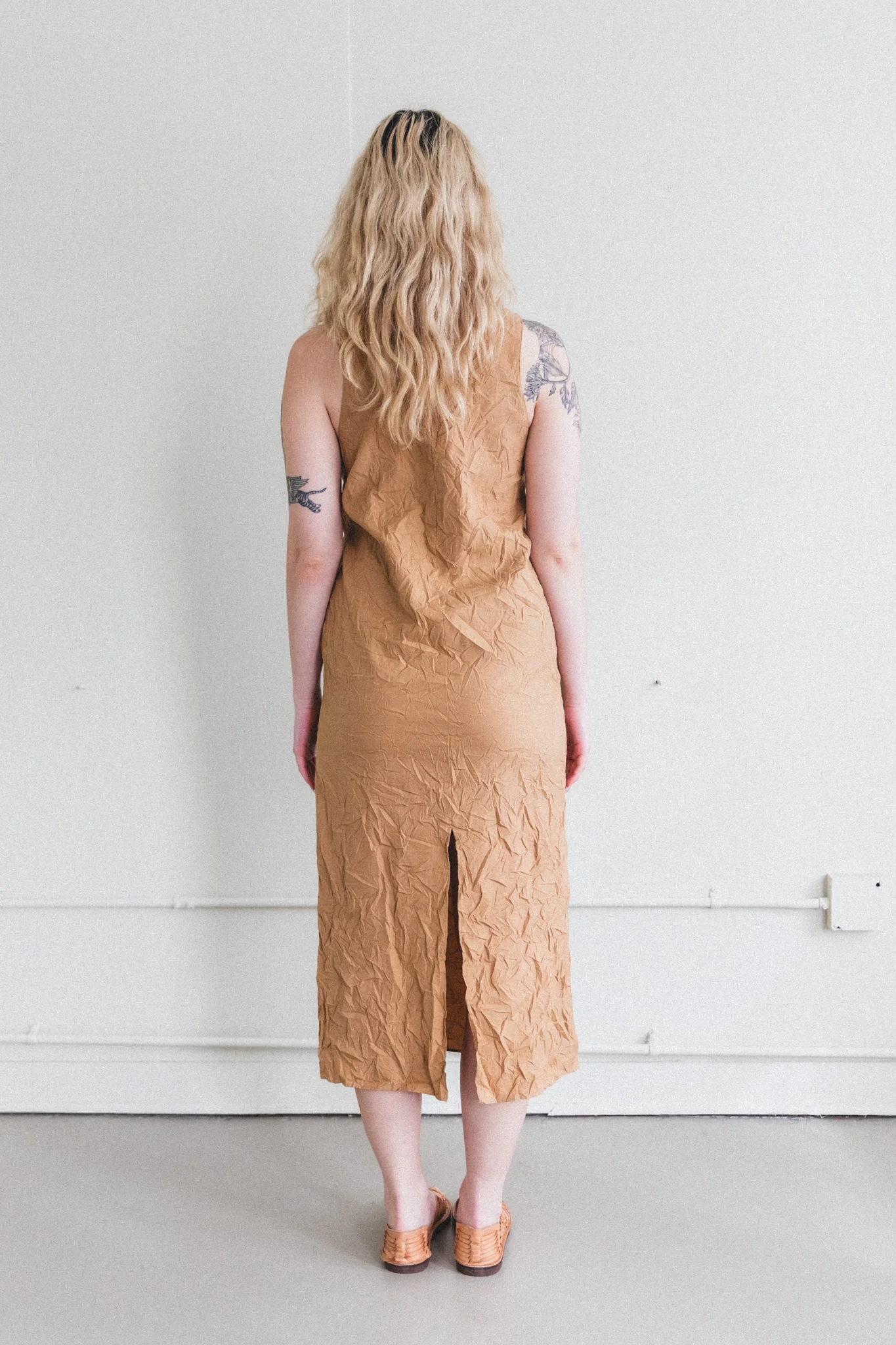 WRINKLED WASHED FINX TWILL DRESS IN BROWN - Image 5