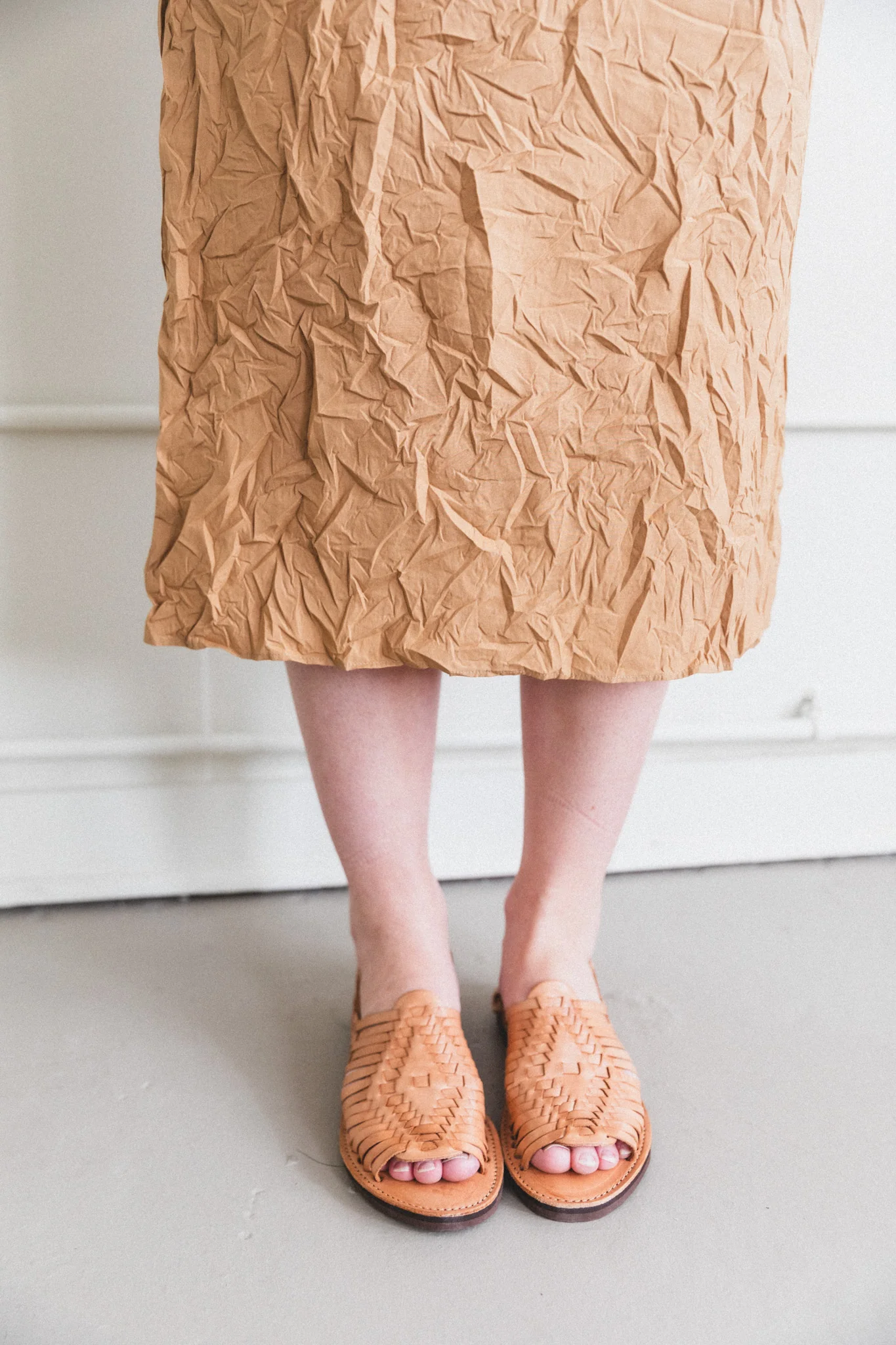 WRINKLED WASHED FINX TWILL DRESS IN BROWN - Image 7