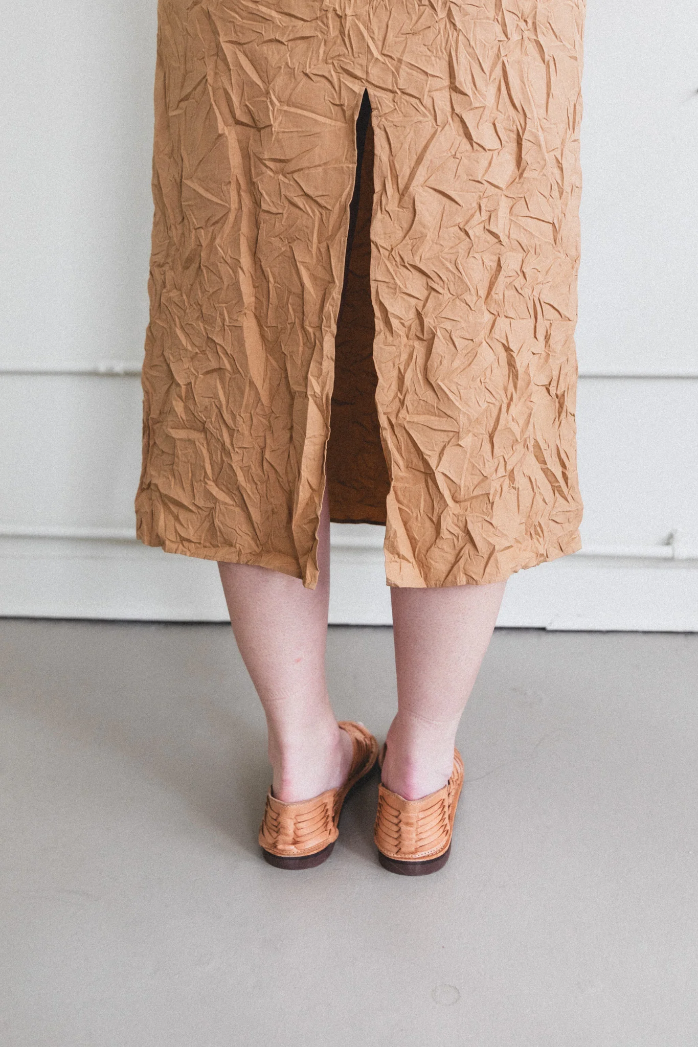 WRINKLED WASHED FINX TWILL DRESS IN BROWN - Image 8